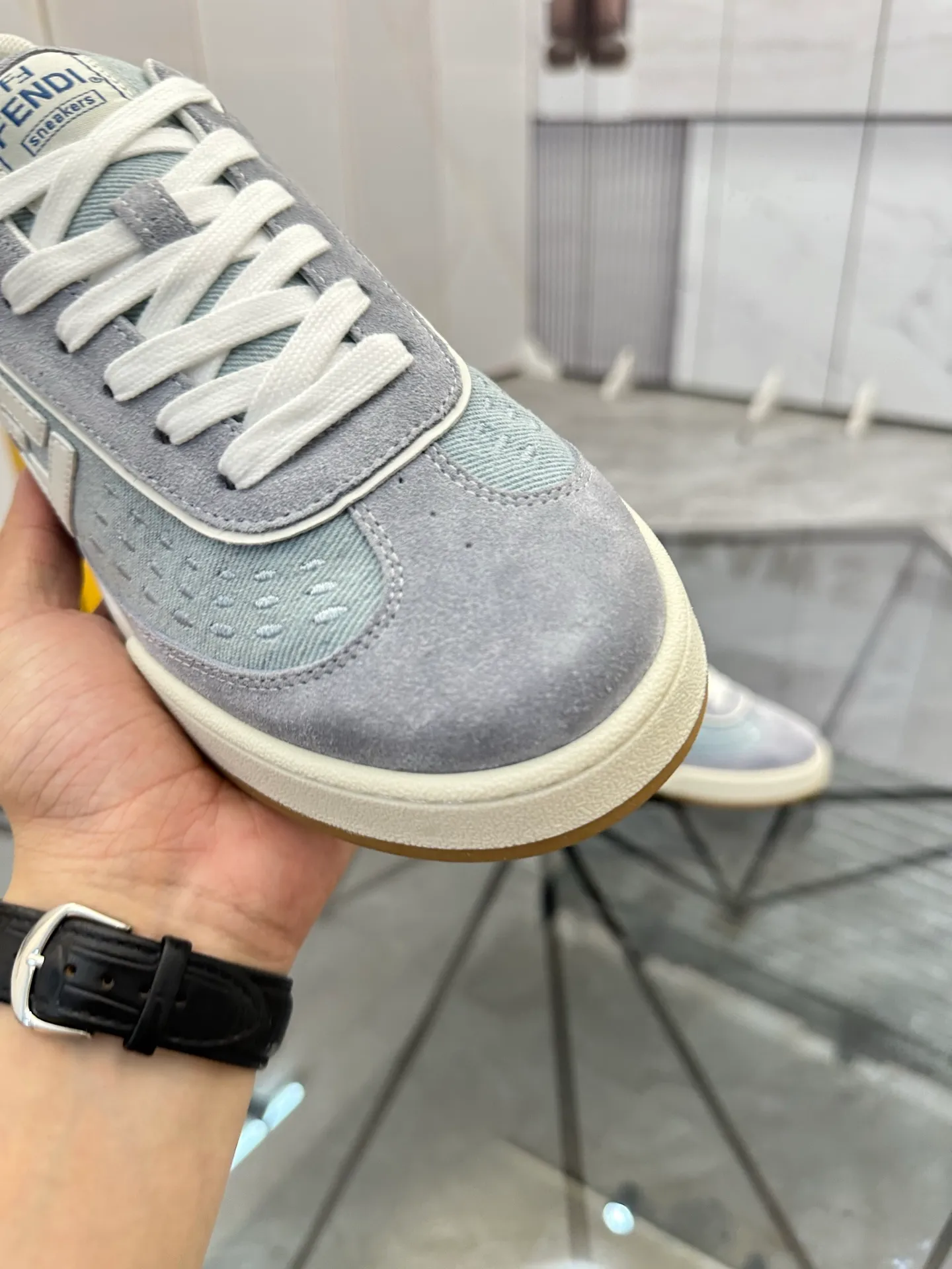 Selling men's shoes 💰: 💰P620¥ Top quality Product trademark: Fendi* "Fendi*" low-top casual shoes Regular size: 35-44 (can be customized to 38.45.46) Product material: imported first-layer nubuck leather upper, breathable lining, original outsole. No.:H208